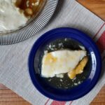 Torta de banana caramelada com creme branco simples e deliciosa