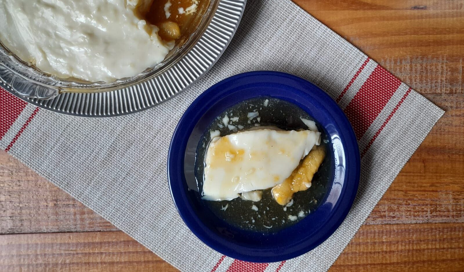 Torta de banana caramelada com creme branco simples e deliciosa