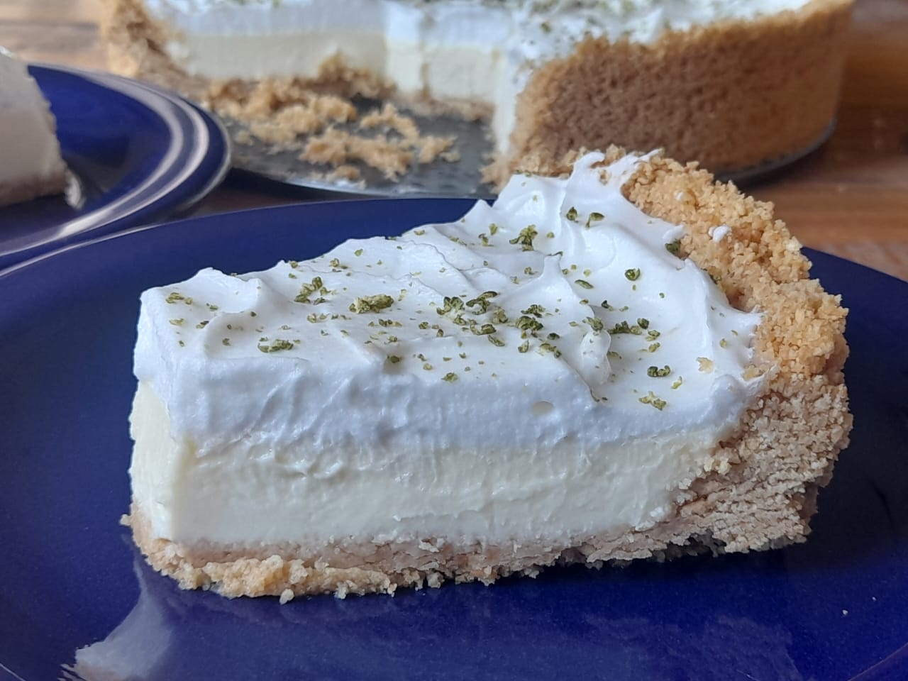 Torta de limão trufada decorada com raspas cítricas