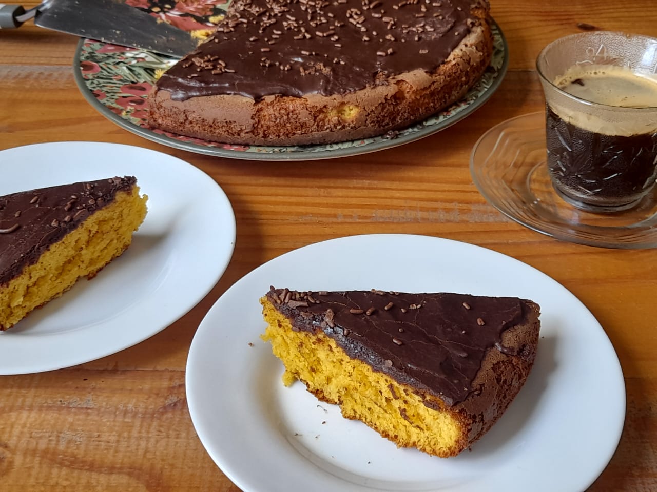 Bolo de Cenoura com cobertura de chocolate crocante!