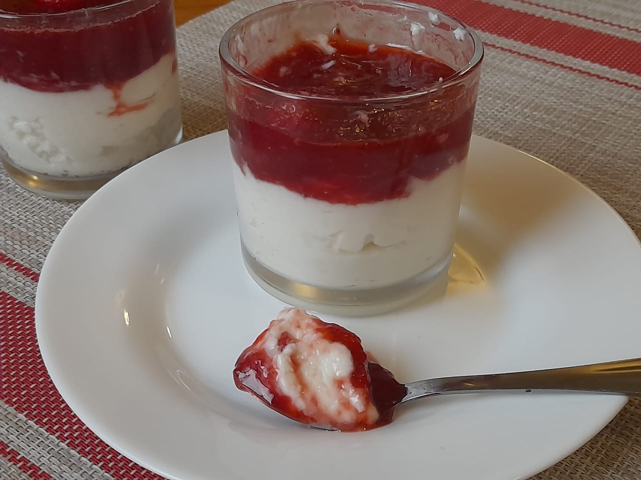 Creme de iogurte grego com morango em caldas!