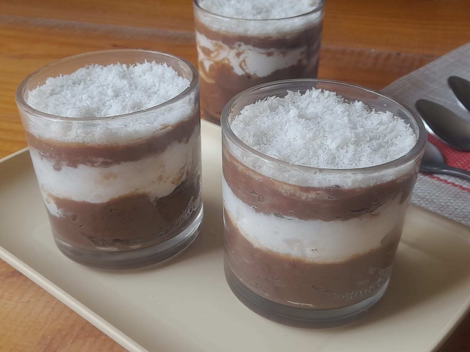 Mousse de Chocolate com cobertura de iogurte grego e coco!