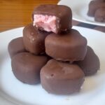 Bombom de Sorvete de Morango! Receita simples, gelada e deliciosa!