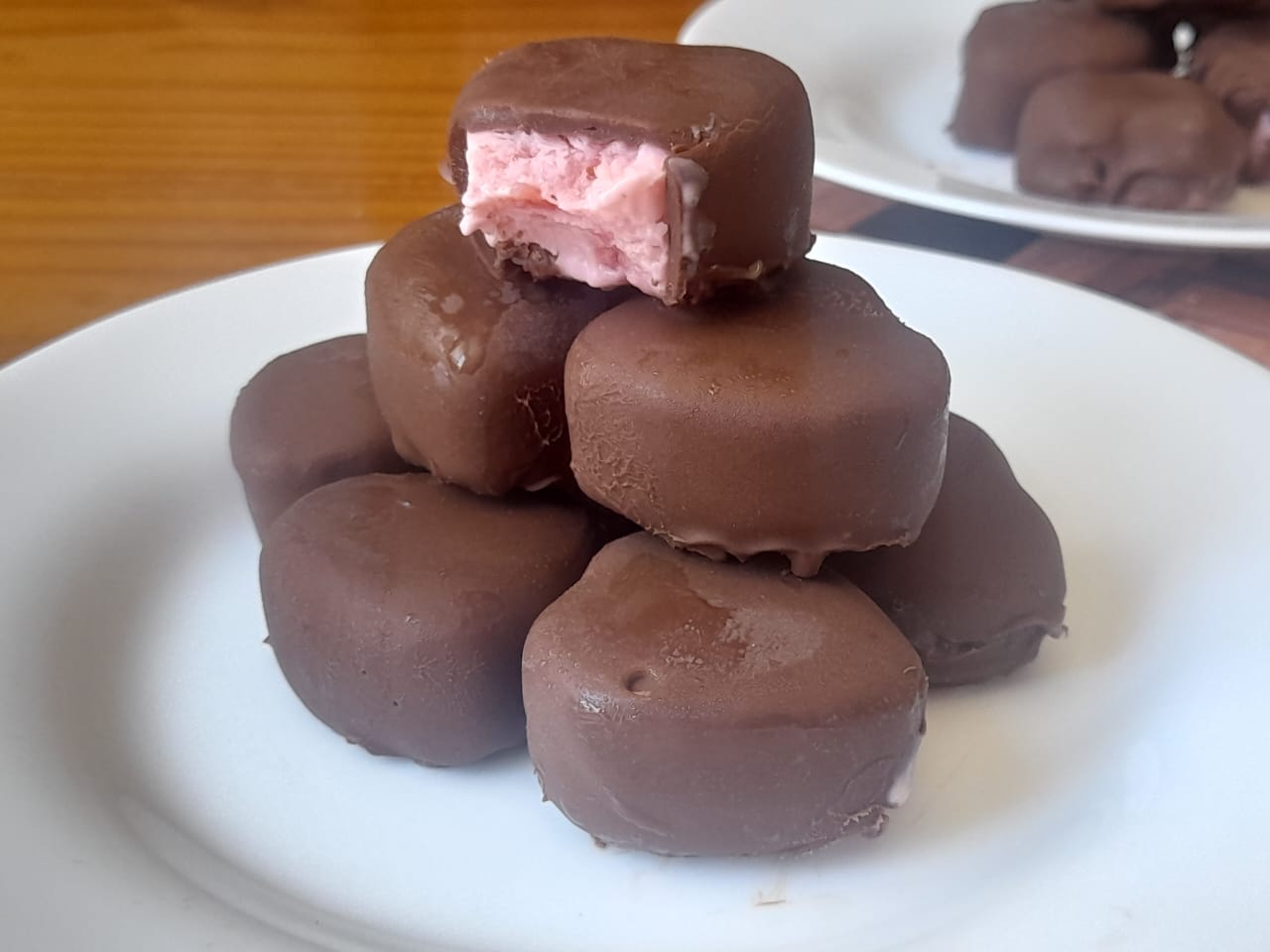 Bombom de Sorvete de Morango! Receita simples, gelada e deliciosa!