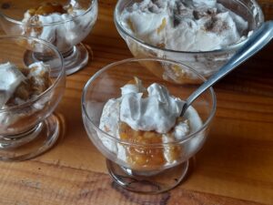 Banana Caramelada com Chantilly - Receita rápida sem mistério!
