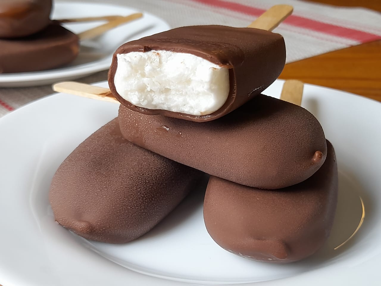 Picolé de Coco com cobertura de crocante de chocolate!